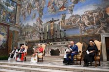 Le pape Léon XIV, le roi Charles III et la reine Camilla prient ensemble à la chapelle Sixtine, au Vatican, le 23 octobre 2025.