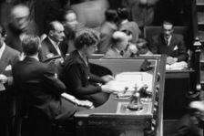Madeleine Braun au perchoir de l’Assemblée nationale en 1946. La députée communiste a fait partie des 33 femmes élues le 21 octobre 1945, il y a tout juste 80 ans.