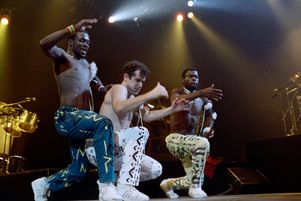 Johnny Clegg et les danseurs du groupe Savuka au Zénith à Paris, le 11 mai 1988.