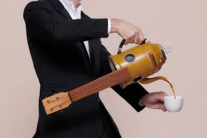 À 56 ans, Thomas Fersen fête ses 30 ans de carrière et aime toujours autant flamboyer sur scène.