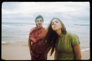 La Franco-Américaine Rosemary Standley et la Franco-Brésilienne Dom La Nena naviguent entre les époques et les pays.