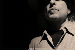 D’une voix râpeuse qui a gagné en sensibilité ce qu’elle a perdu en puissance, Bob Dylan livre la confession d’un homme qui a beaucoup vécu.
