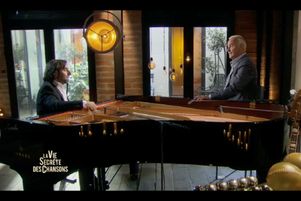 Plusieurs artistes témoignent, comme Michel Fugain (à dr.) pour Une belle histoire.