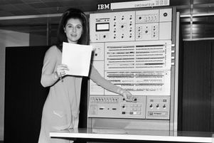 La chanteuse française Sheila devant un ordinateur IBM, à Paris, le 9 février 1967.