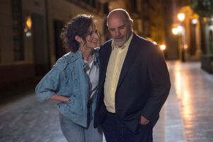 Aline Dieu (Valérie Lemercier) et son pygmalion Guy-Claude (Sylvain Marcel).