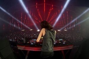 La DJ belge Amelie Lens aux platines en 2018 au Printemps de Bourges.