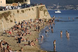 La plage de Saint François à Ajaccio sur l'île méditerranéenne française de Corse le 19 octobre 2022.