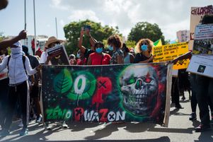 Plusieurs milliers de personnes manifestent à Fort-de-France en Martinique le 27 février 2021 contre la menace de prescription dans le dossier judiciaire du chlordécone.