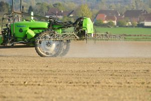 Traitement d’un champ avec des produits phytosanitaires (photo d’illustration).
