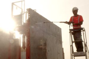 En France, sept personnes seraient mortes au travail, lors de l’été 2022, en raison des fortes chaleurs. Un drame que subissent depuis longtemps les pays au climat plus aride.