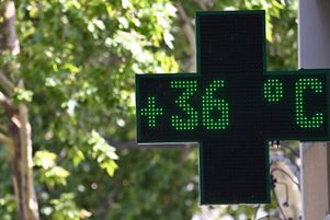 Au moins 80 décès de plus que la normale ont été enregistrés pendant la canicule qui a frappé une vingtaine de départements français entre le 7 et le 13 juillet, selon de premières estimations publiées mercredi 2 août par Santé publique France (photo d’illustration : pharmacie à Nîmes, le 19 juillet 2023).