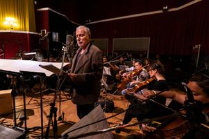 À 77 ans, Bernard Lavilliers s’est entouré d’un orchestre de plus de 50 instrumentistes.