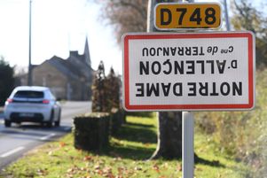 Des agriculteurs doivent manifester lundi 27 novembre à Moissac (Tarn-et-Garonne). Leur mobilisation s’inscrit dans un mouvement national qui se concrétise notamment par le fait de retourner des panneaux, comme à Notre-Dame d’Allencon (Maine-et-Loire).