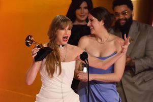 La chanteuse américaine Taylor Swift reçoit le prix de l’album de l’année pour « Midnights » lors de la cérémonie des Grammy Awards, le 4 février 2024 à Los Angeles.