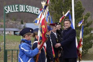 Emmanuel Macron salue des vétérans de la Résistance au cimetière de Vassieux-en-Vercors, mardi 16 avril 2024.