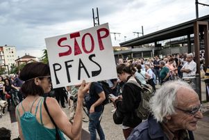 Des manifestants pour protester contre l’utilisation nationale et internationale des substances per- et polyfluoroalkylées (PFAS), par principe de précaution, à Oullins (Rhône) le 26 mai 2024.