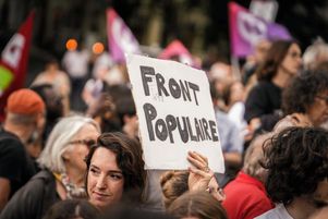 Syndicats et associations manifestent en faveur de l’union des gauches sous la bannière du Front populaire, le 11 juin à Nîmes.