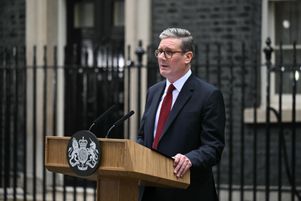 Le nouveau Premier ministre britannique Keir Starmer devant le 10 Downing Street, après la victoire du parti travailliste aux législatives, le 5 juillet 2024 à Londres