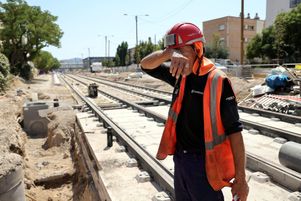 Un décret publié le 28 juin, reconnaît la canicule comme motif de chômage technique dans le BTP. (Photo, un chantier à Marseille, le 21 août 2023)
