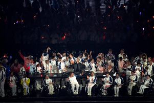 Martin Solveig avec les athlètes français lors de la cérémonie de clôture des Jeux paralympiques au stade de France le 8 septembre 2024.