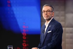 Herbert Kickl (FPÖ) lors d’un débat télévisé contre le candidat Karl Nehammer (ÖVP) le 23 septembre 2024 à Vienne, à l’occasion des prochaines élections législatives.