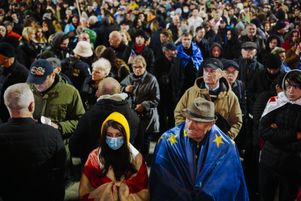 Des milliers de manifestants de l’opposition au Rêve géorgien se sont rassemblés dans les rues de Tbilissi, notamment devant le Parlement, le 4 novembre 2024.