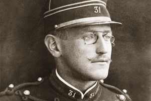 Alfred Dreyfus en uniforme de lieutenant, entre 1882 et 1889.