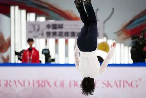 Le Français Adam Siao Him Fa exécutant un salto arrière lors d’un programme court masculin lors de la série du Grand Prix de patinage artistique ISU Chine à Chongqing, le 22 novembre 2024.