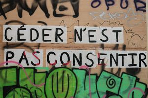 Comme certaines associations féministes, les avocats s’inquiètent d’un éventuel renversement de la charge de la preuve sur la victime. Ici, un collage féministe dans les rues de Rennes. 