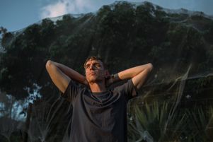 Avec son cinquième album, Ben Mazué Ben invite chacun à savourer les jours de bonheur et de plénitude.