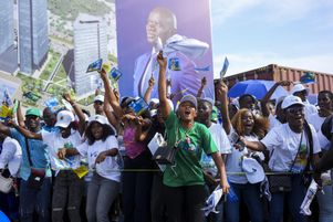 Des partisans du général Brice Oligui Nguema lors d’un meeting de campagne électorale à Libreville, le 10 avril.