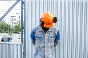 M. Diaby, 38 ans, ivoirien, répond quotidiennement à des demandes en maçonnerie, de carrelage et de peinture. Vendredi 15 Septembre 2023.