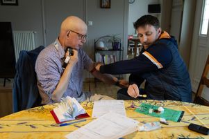 À Fontaine-le-Comte (Vienne), en 2024, un patient consulte un infirmier. Les infirmiers et infirmières pourront désormais prendre en charge directement des patients, sans passer par la case médecin.