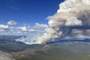 Le panache de fumée émanant des 200 incendies en cours au Canada a atteint l’Europe à la fin du mois de mai, a annoncé l’observatoire européen Copernicus, mardi 3 juin 2025. (Ici, un incendie vu du ciel au nord-est du lac Summit, en Colombie-Britannique, le 2 juin 2025).