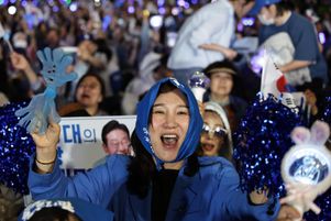Scène de liesse pour les supporteurs de Lee Jae-Myung, candidat de centre gauche à l’élection présidentielle sud-coréenne, arrivé en tête le 3 juin 2025. Lors du scrutin, les votes ont été très genrés : les femmes ont choisi en majorité le Parti démocrate, alors que les jeunes hommes ont voté pour les conservateurs.