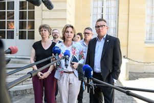 Les représentants des syndicats (de g. à dr.) : Christelle Thieffinne, secrétaire nationale à la protection sociale CFE-CGC, Marylise Léon, secrétaire générale de la CFDT, et Cyril Chabanier, président de la CFTC, à Matignon, le 24 juin.
