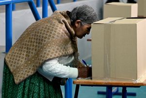 Une femme vote lors de l’élection présidentielle à La Paz, en Bolivie, le 17 août 2025.