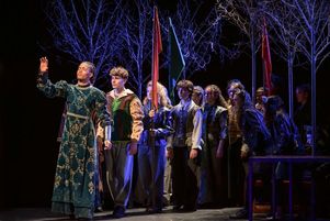 Les merveilleux costumes signés Adeline Caron sont tous réalisés, pour des raisons économiques et écologiques, à partir des collections de l’Opéra Comique.