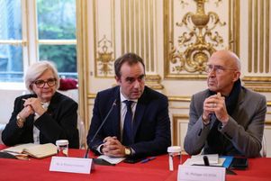Le premier ministre Sébastien Lecornu aux côtés de son chef de cabinet, Philippe Gustin et de la ministre des armées et des anciens combattants, Catherine Vautrin.