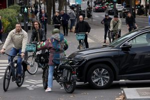 Cyclistes et automobilistes, place de la Bastille, à Paris.