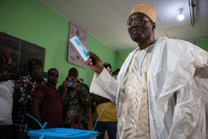Issa Tchiroma Bakary, lors du vote à l’élection présidentielle où il s’est présenté le 12 octobre 2025. Il appelle à manifester pour sa « victoire » le 22 octobre.