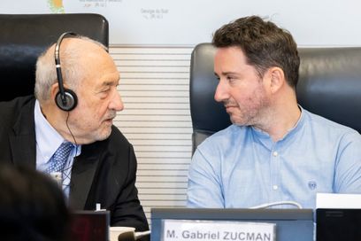Joseph Stiglitz (à gauche) et Gabriel Zucman à Paris, le 1er octobre 2025 lors d’un débat sur la taxation des plus grandes fortunes.