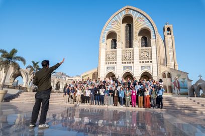 Au Caire, le 22 octobre. Des participants à la 6e Conférence mondiale de Foi et Constitution posent devant la cathédrale Saint-Marc, relevant de l’Église copte-orthodoxe.