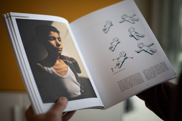 Chaque photo est mise en regard avec un dessin. Ici le portrait d’un enfant de Gaza, de la photographe palestinienne Samar Abu Elouf (World Press Photo 2025) et le dessin de la  Gazaouie Safaa Odah.