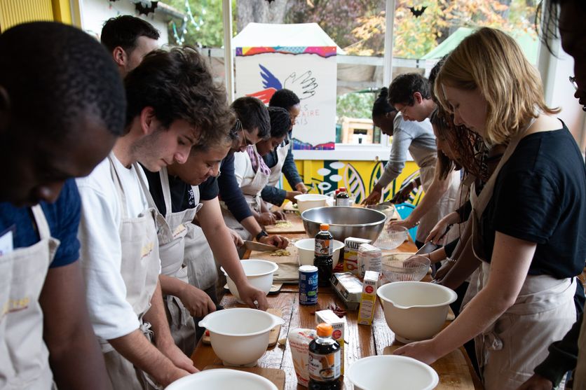 À l’occasion de la Journée internationale pour l’élimination de la pauvreté, le Secours populaire et le Rosa Bonheur proposent aux étudiants de cuisiner à petit budget, à Paris, le 17 octobre 2025.