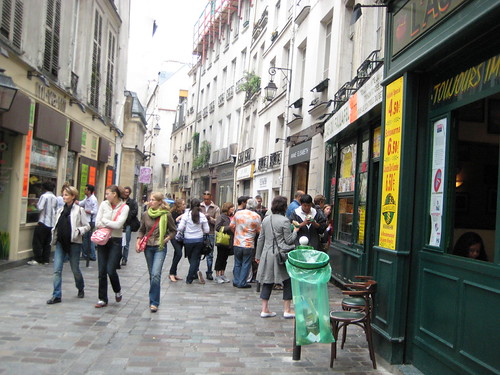 Crowd around L'as du Falafel