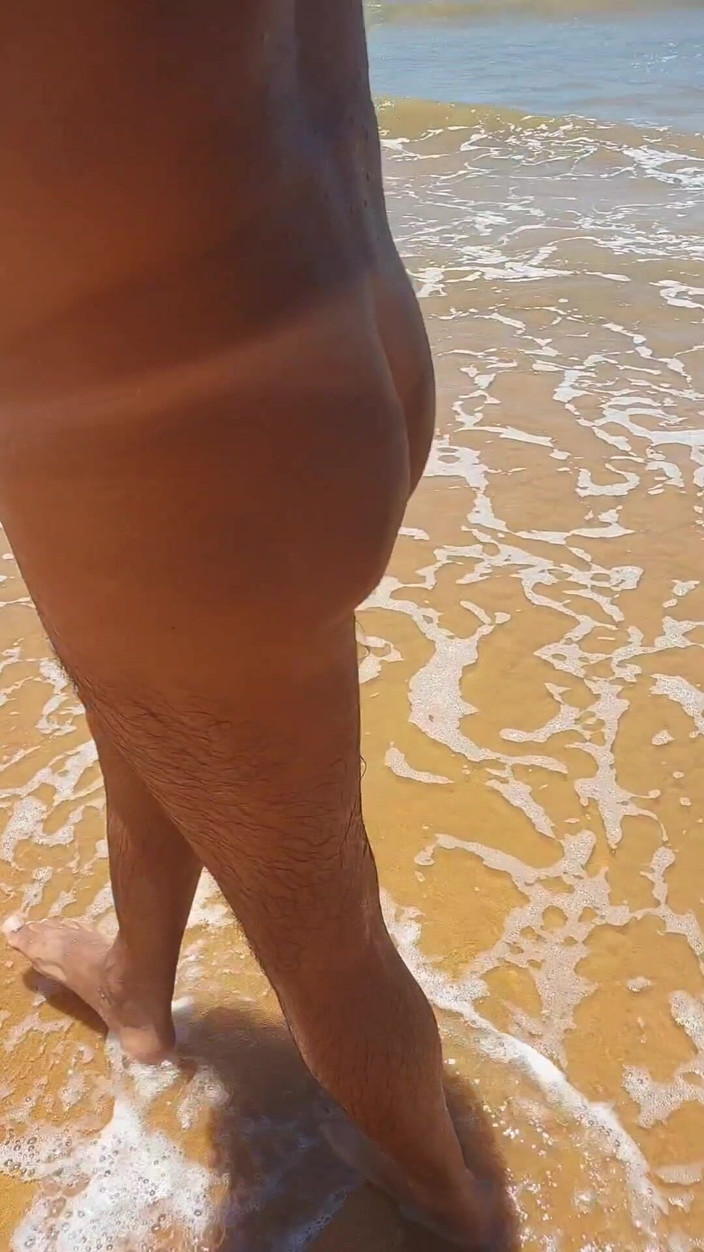 Ladysilvas: Ladysilva cammina nuda sulla spiaggia e si masturba fino a...