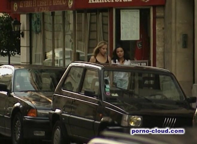 Porno Cloud: Lezbo kızlara çift yumruk sokuyor