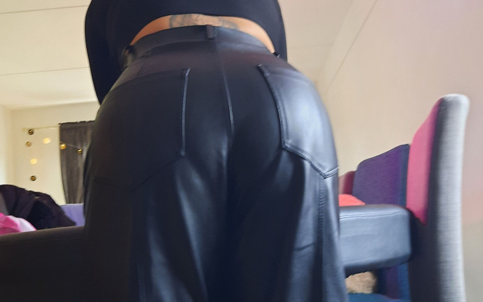 Mistress Meley: Kencing di tandas dalam seluar kulit