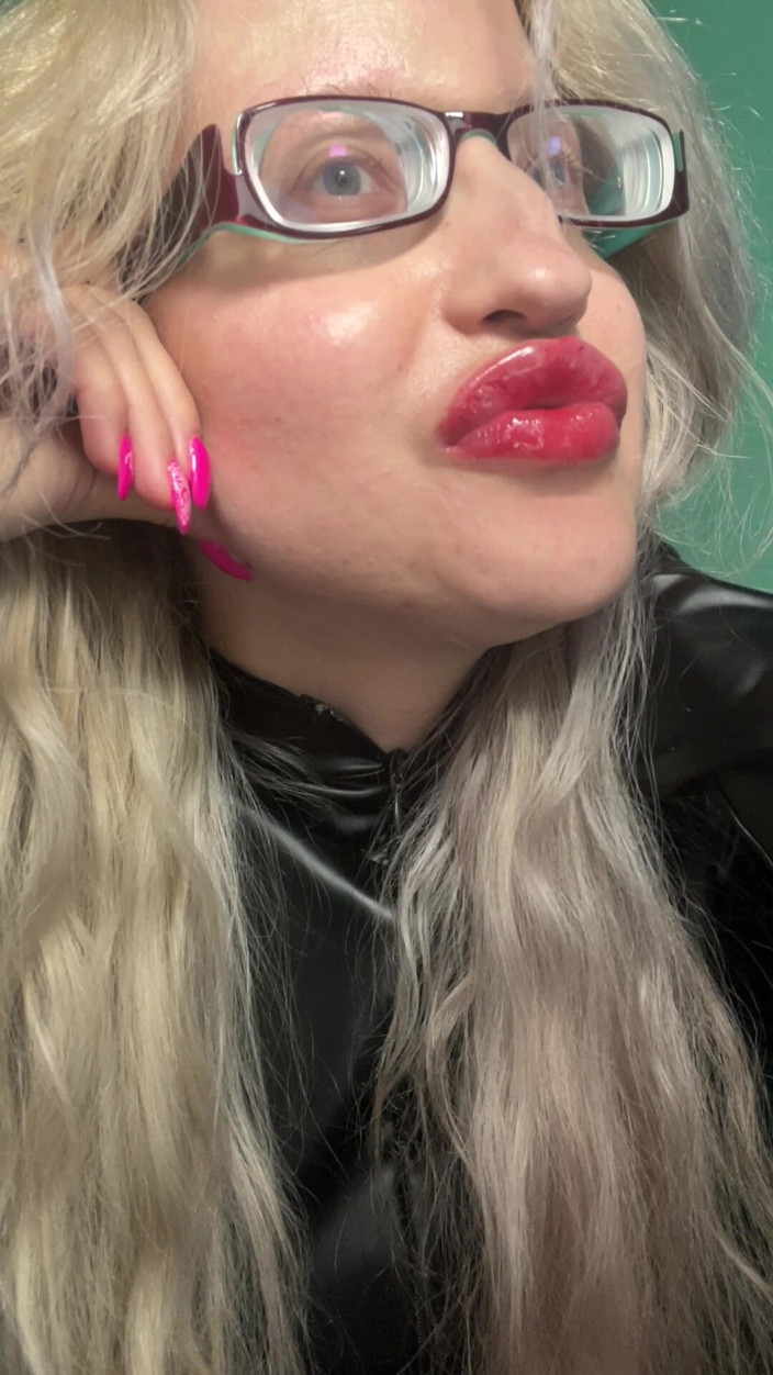 FinDom Goaldigger: Arată-mi limba!